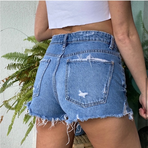 Zara | Light/Medium Wash Frayed Denim Jean Shorts, Size 6 - Picture 4 of 6